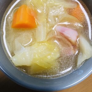 芽キャベツとベーコンの人参玉ねぎコンソメスープ♡